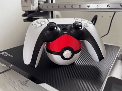 PS5 - Controller Stand (dualsense) Pokemon Ball - 3D printed PlayStation controller stand